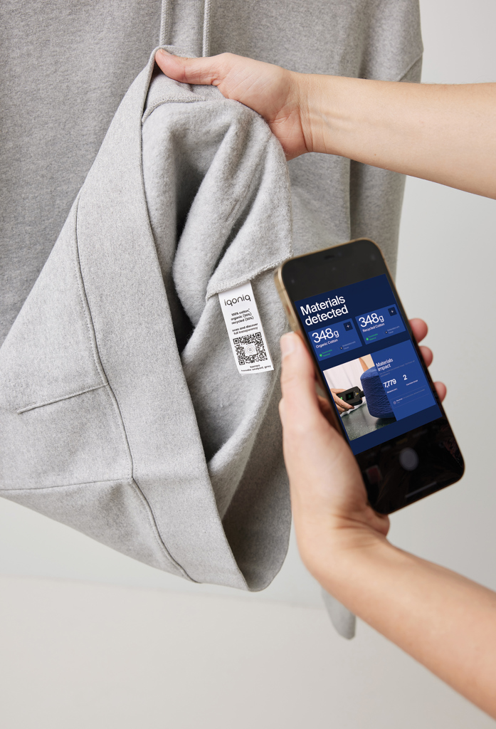 Sudadera IQONIQ Torres algodón reciclado sin teñir