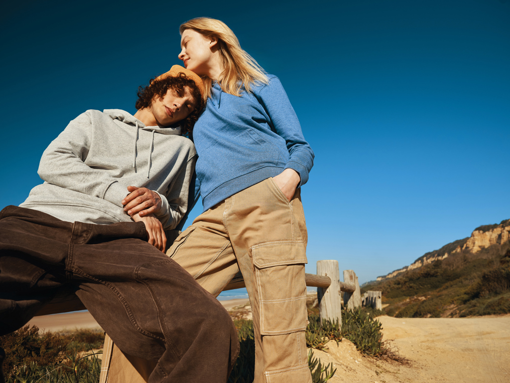 Sudadera IQONIQ Torres algodón reciclado sin teñir