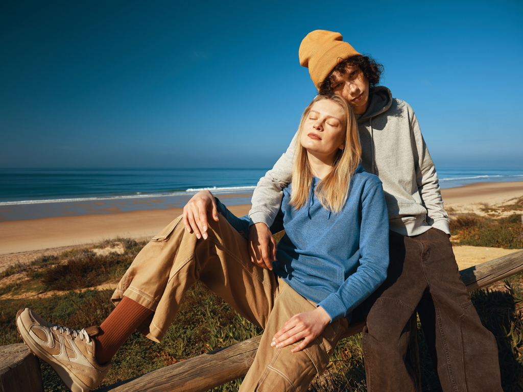 Sudadera IQONIQ Torres algodón reciclado sin teñir