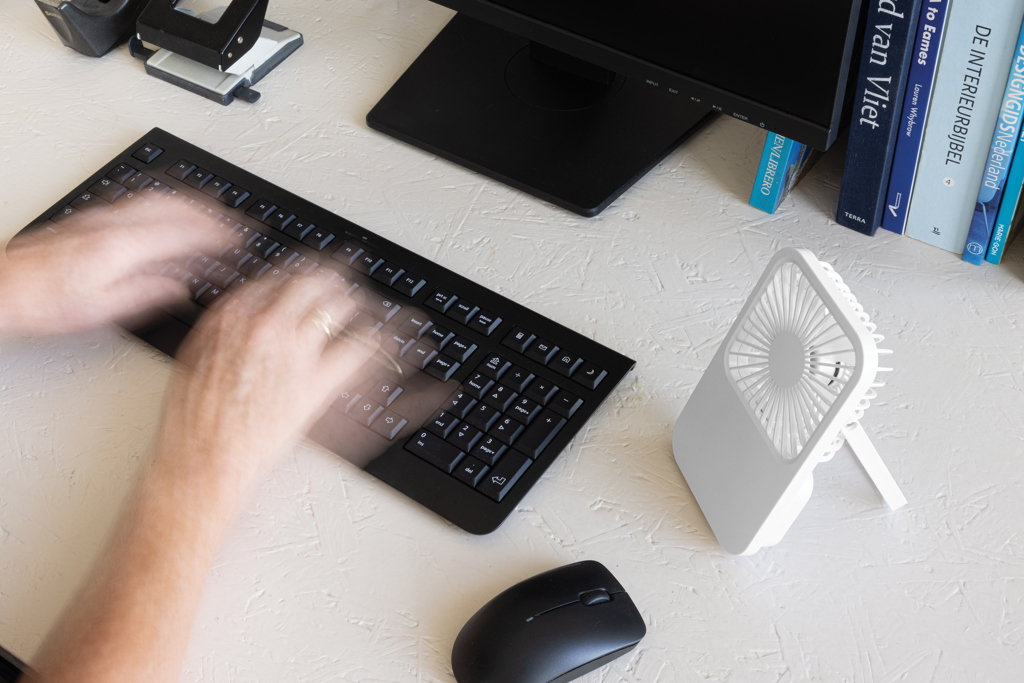 Ventilador escritorio recargable plástico reciclado Aervina