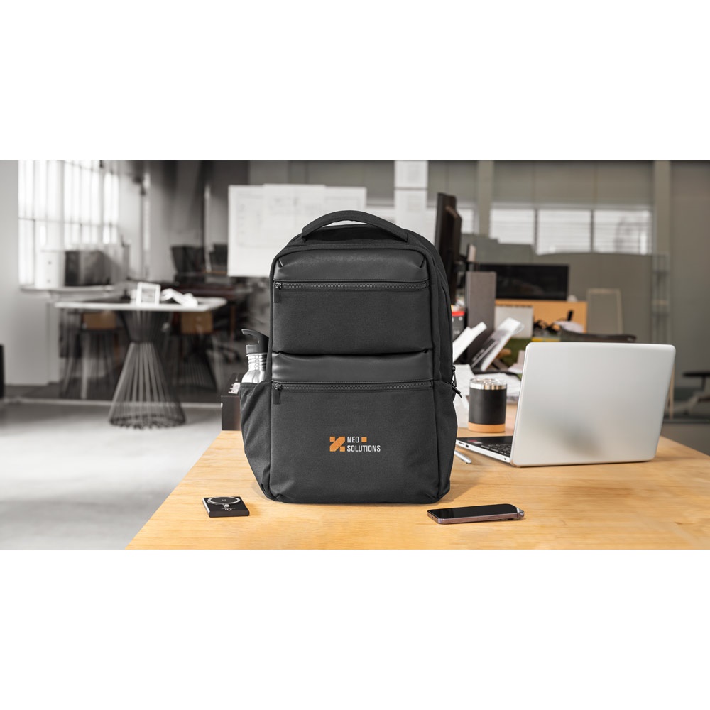 COPENHAGEN. Mochila de sarga reciclada repelente al agua con dos grandes bolsillos delanteros de 17'3 pulgadas