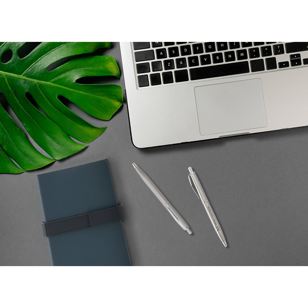 DOOLI. Bolígrafo de acero inoxidable (53% reciclado), con cuerpo brillante