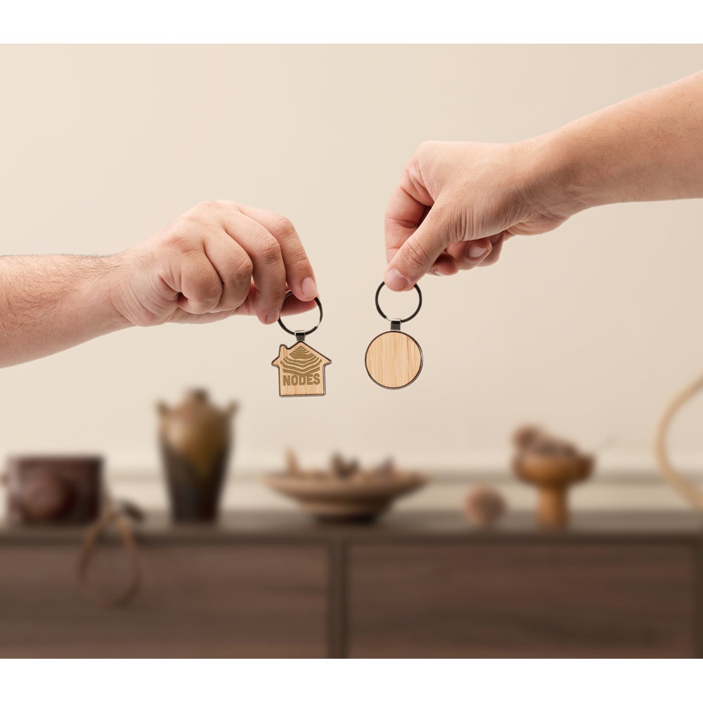 GASTON ROUND. Llavero redondo de hierro de zinc y bambú