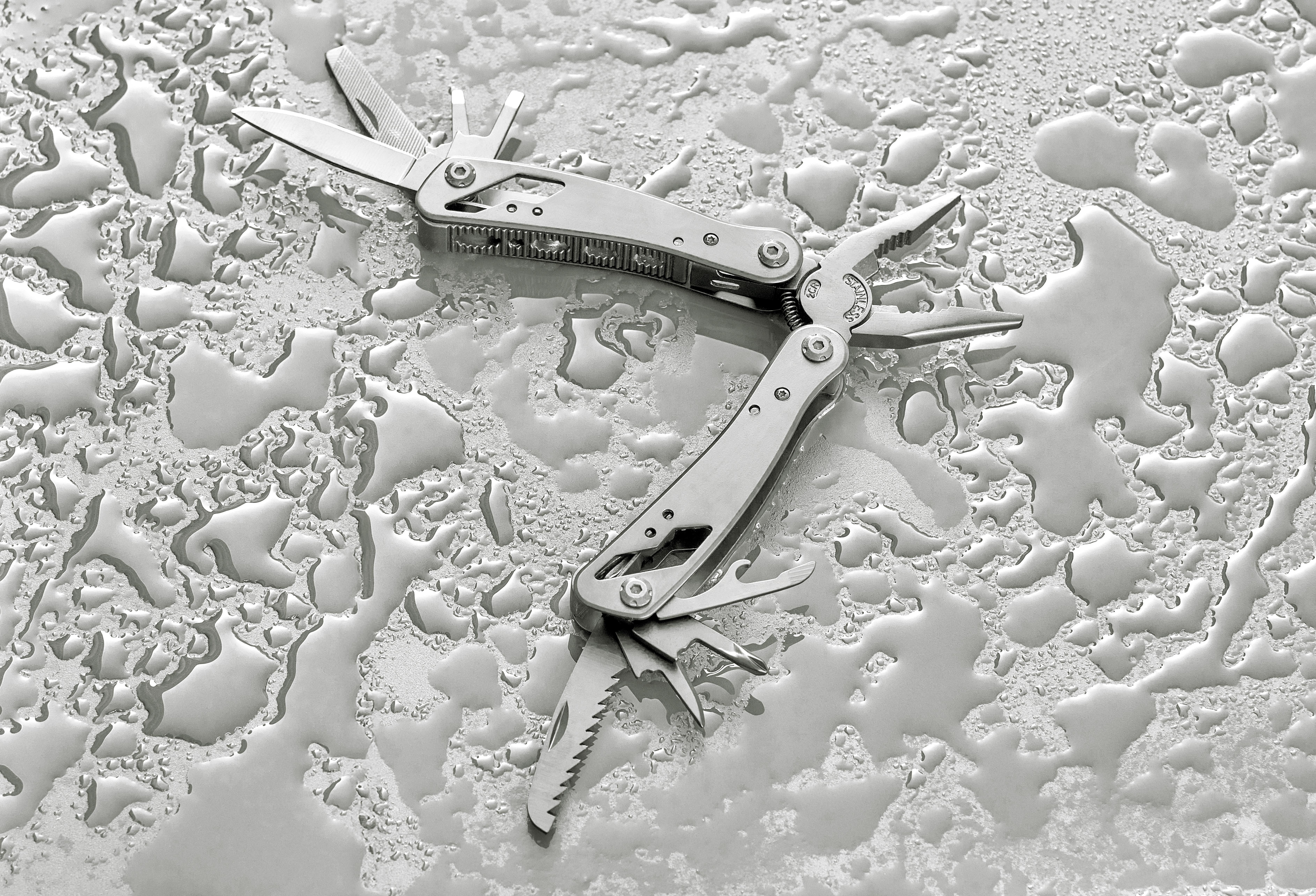 Alicates multiusos de aluminio negro Ariane