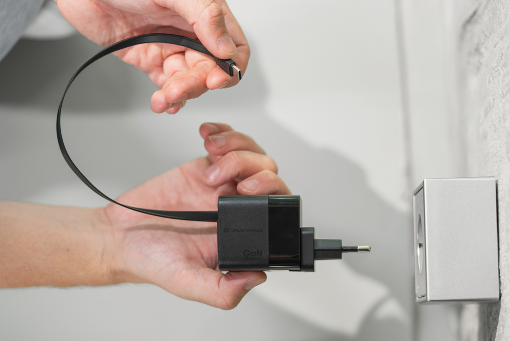 Cargador GaN Mendocino con cable retráctil Urban Vitamin 65W