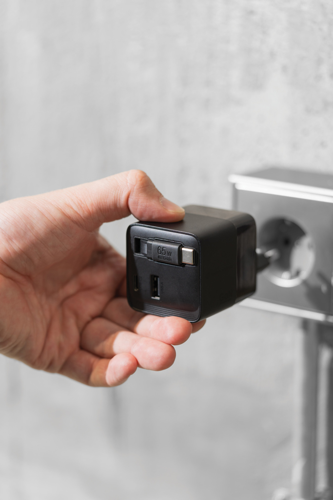 Cargador GaN Mendocino con cable retráctil Urban Vitamin 65W