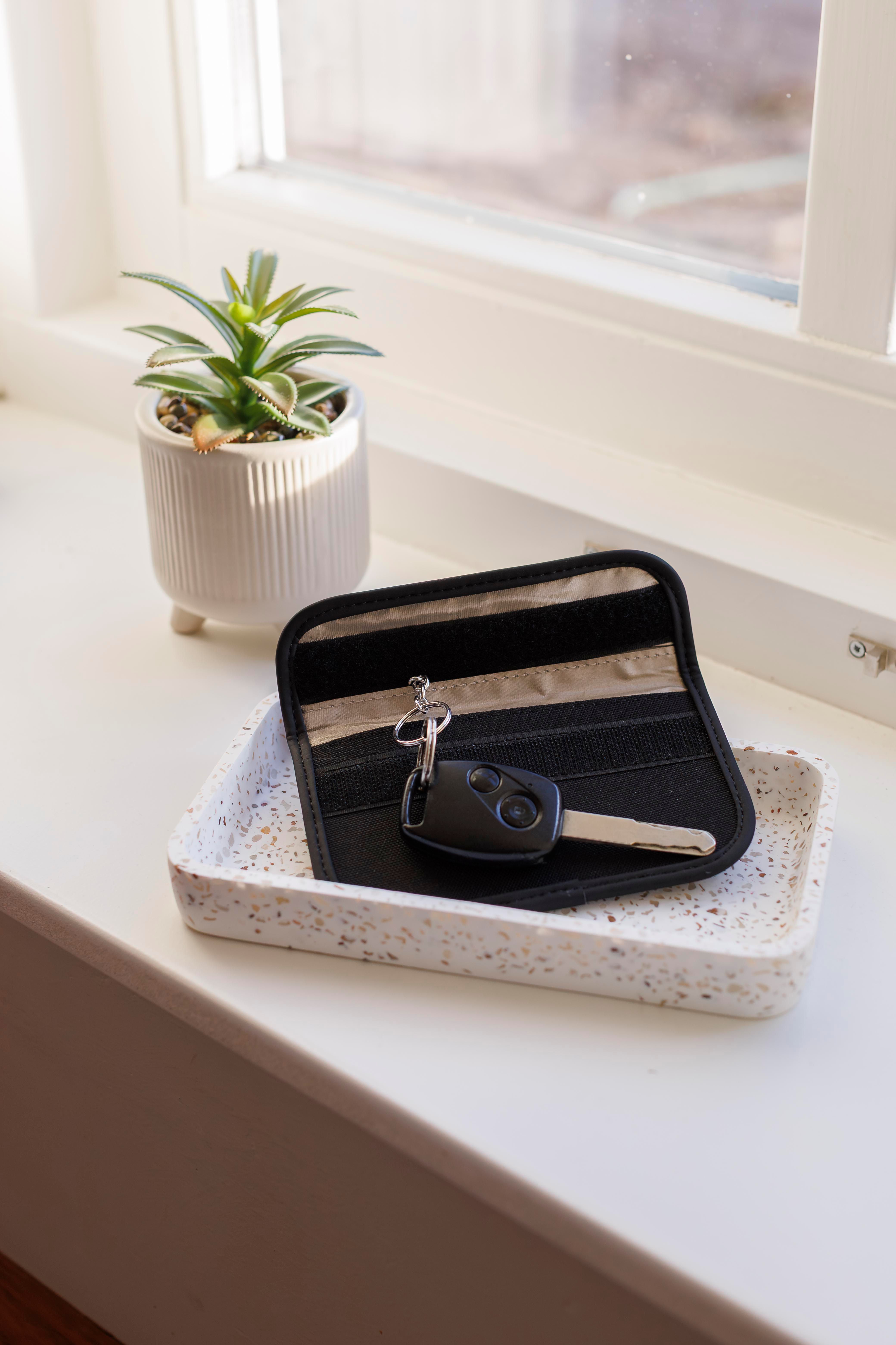 Recycled key and card pouch Ripple