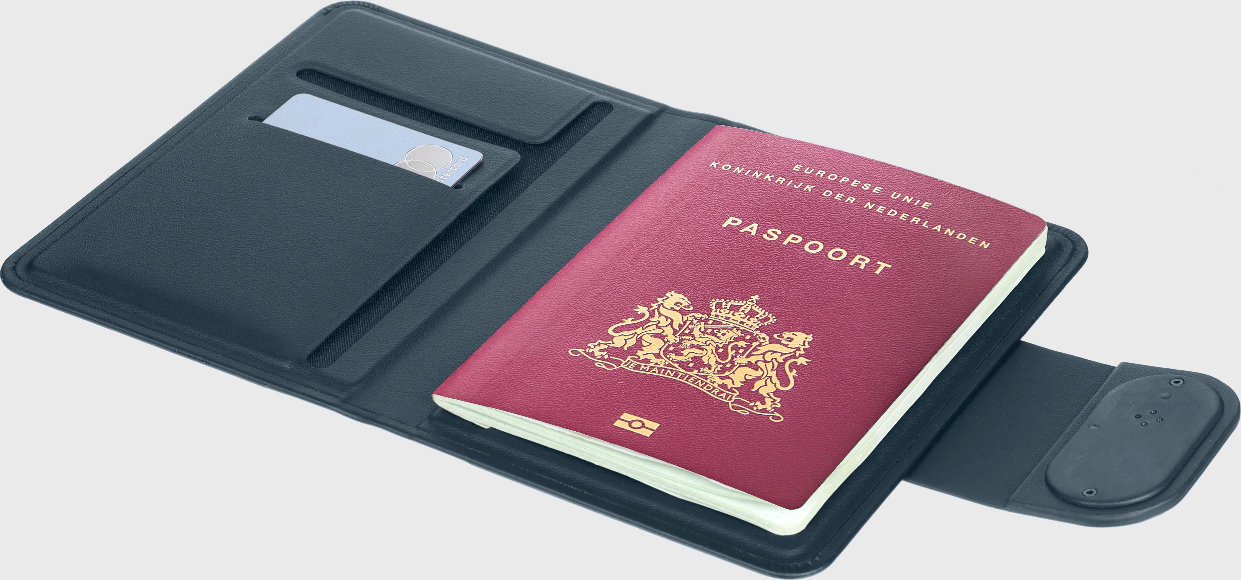 Recycled passport holder with tracking Mavi