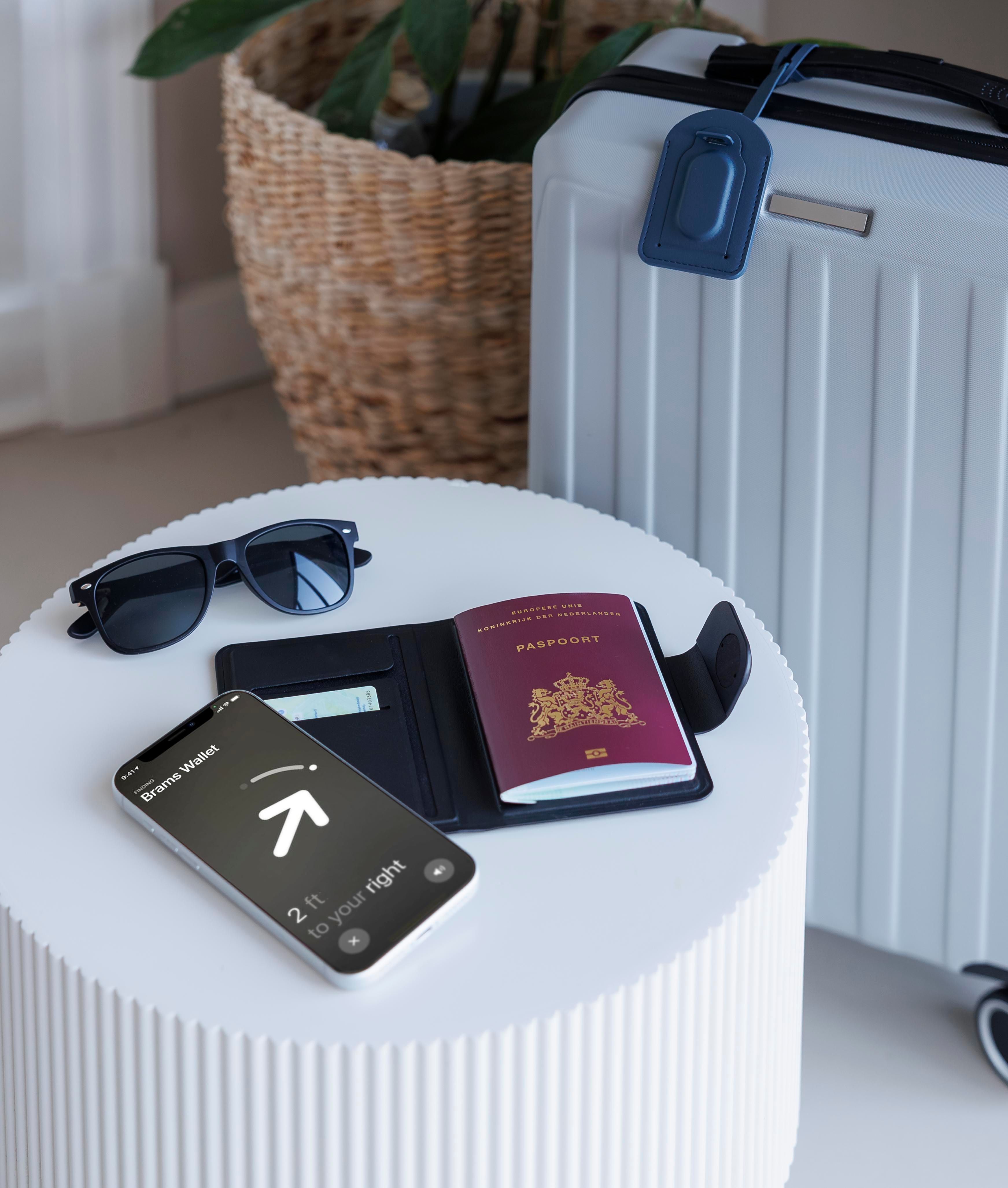 Recycled passport holder with tracking Mavi