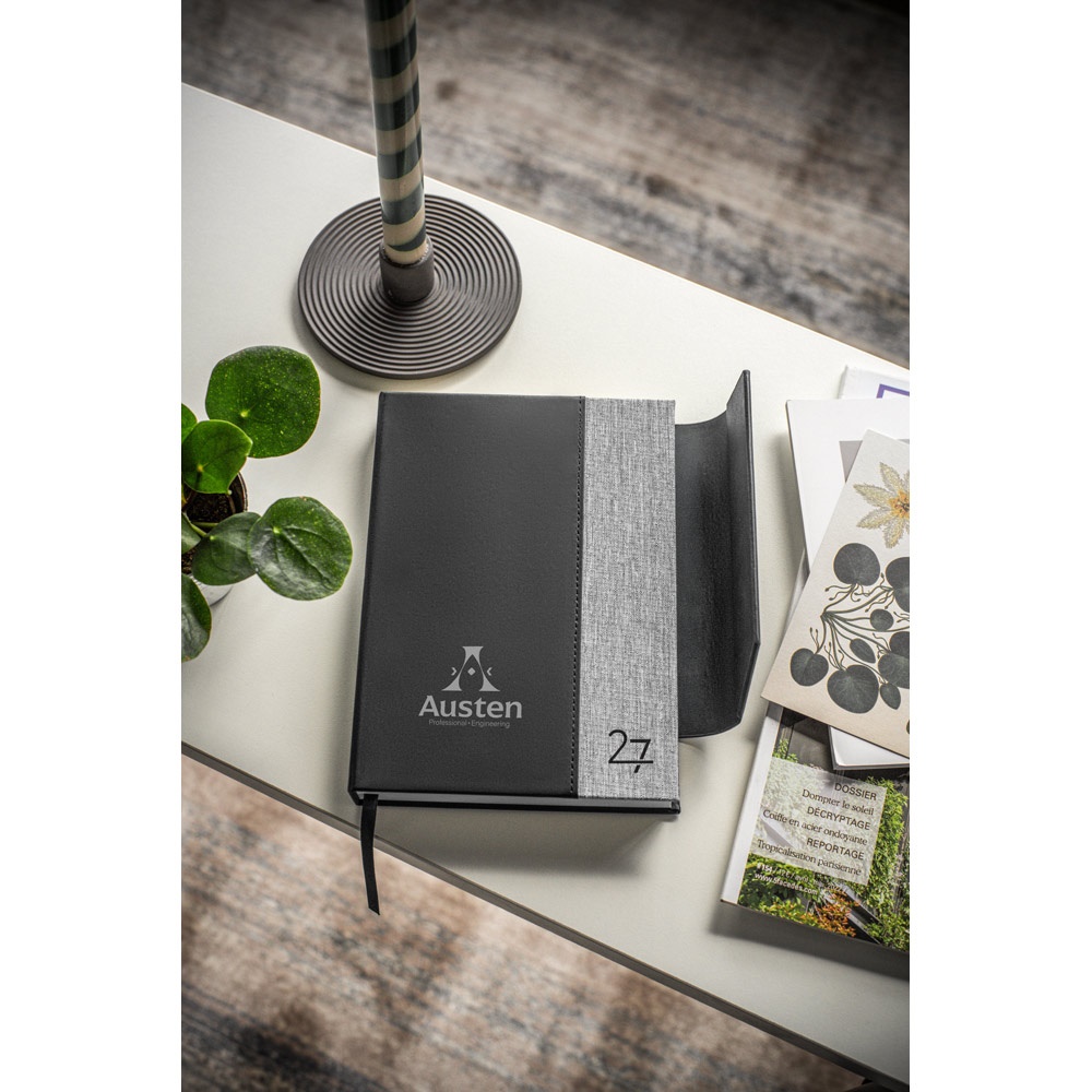 AUSTEN A5. Agenda A5 en PU (58% reciclado) y poliéster reciclado (100% rPET) 300D