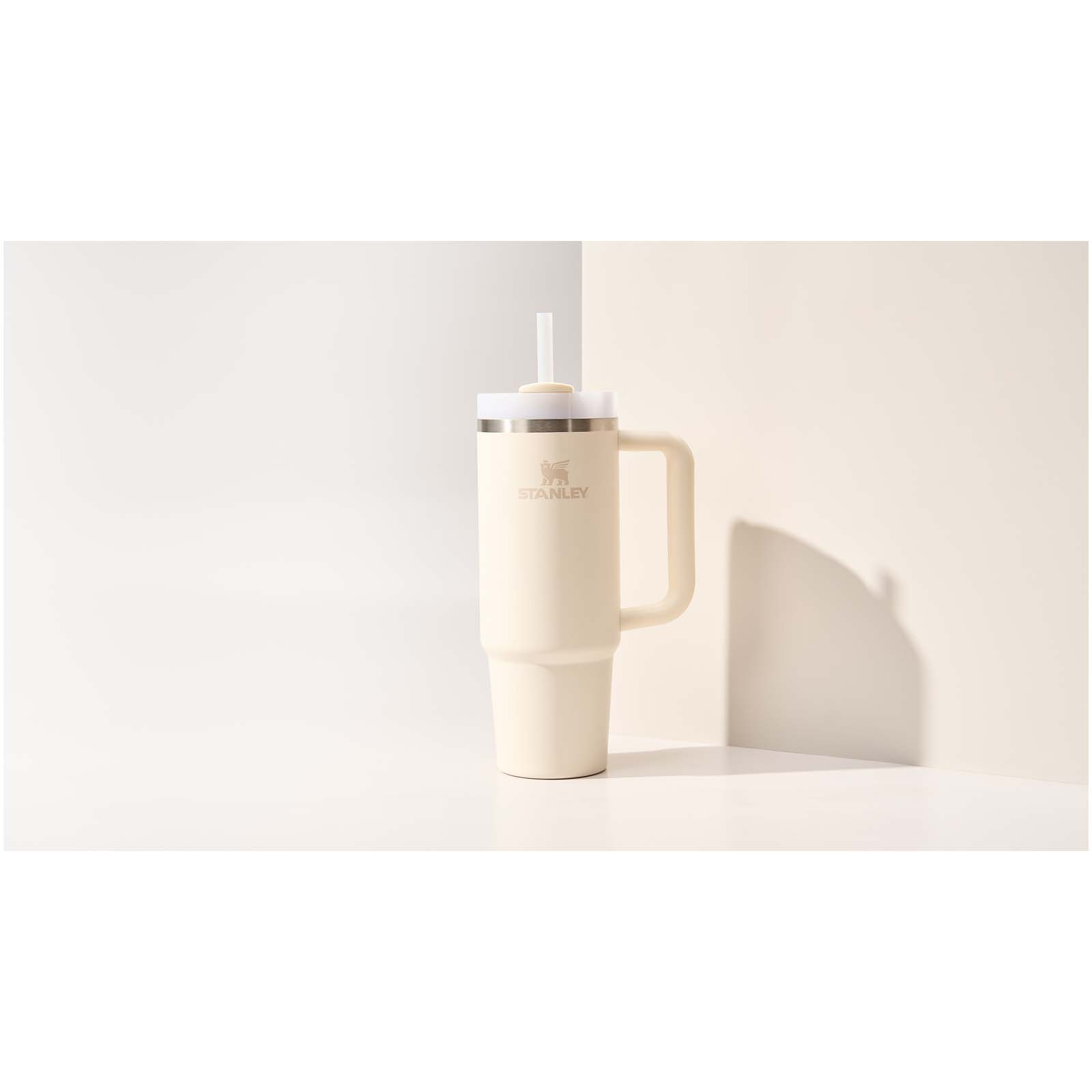 Vaso con aislamiento de acero inoxidable reciclado Stanley Quencher® H2.0 FlowState™ 890 ml