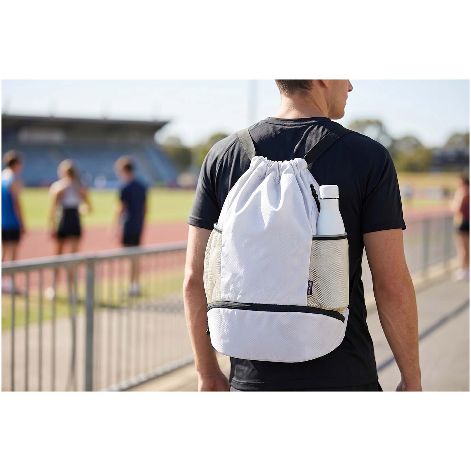 Bolsa deportiva de 18 L con cordón y compartimento inferior de material reciclado con certificado GRS Varyon