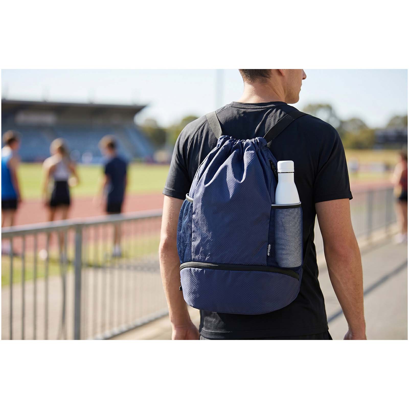Bolsa deportiva de 18 L con cordón y compartimento inferior de material reciclado con certificado GRS Varyon