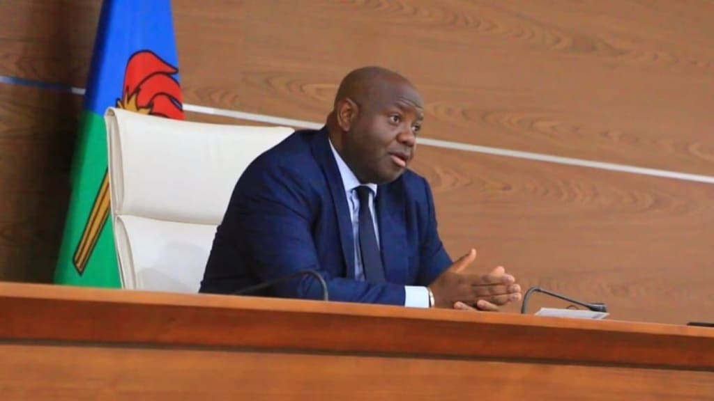 Manuel Osa Nsue, Primer ministro del gobierno anunciando sobre el traslado de los departamentos ministeriales a La Paz.