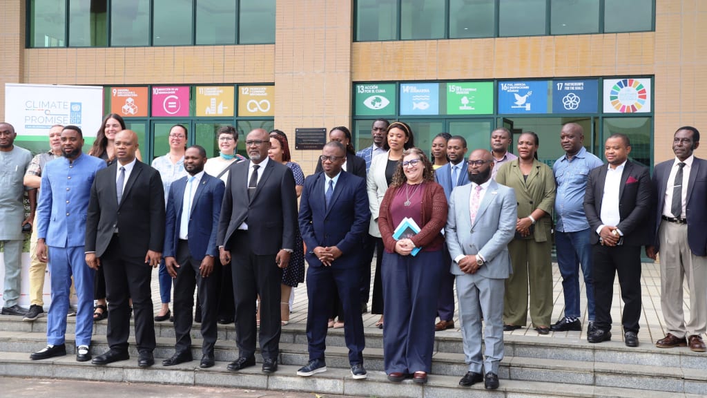 Foto de familia de los representantes del PNUD, ministerio de Medio Ambiente y Economía Azul, sociedad civil, y los técnicos de los diferentes departamentos ministeriales. Foto/ Periódico Ébano