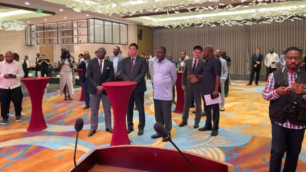 En la imagen aparecen en primera fila el ministro de Interior,  el embajador de China en Guinea Ecuatorial y el Secretario General Adjunto Primero del PDGE,  entre otras personalidades.