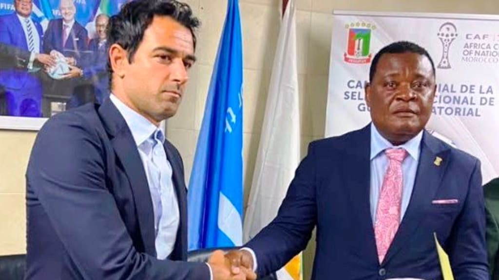 El italiano Vincenzo Alberto Annese es el nuevo entrenador del Nzalang. En la imagen el apretón de manos con el presidente de la FEGUIFUT es señal de bienvenida. Foto cedida por la Radio Malabo