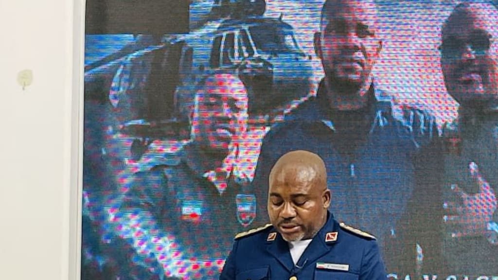 El DG. de Aeronáutica Militar durante la rueda de prensa 