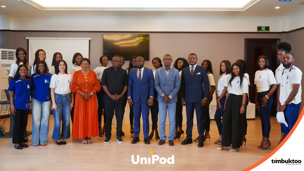 Foto de familia entre las candidatas a Miss, el Representante Residente Adjunto del PNUD en Guinea Ecuatorial,  algunos directores del ministerio de Información, de Transportes. Fotos: Comunicación PNUD-GE