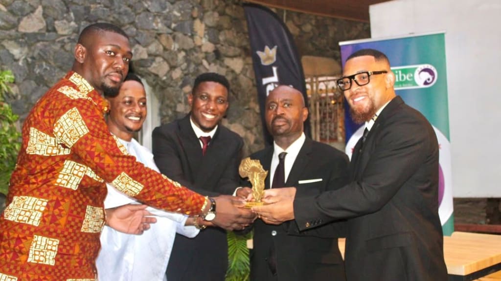 El DJ Daouda, segundo de izquierda a derecha, posa con el premio junto a los directores del ministerio de Información, Prensa, Cultura y Turismo. Foto Periódico Ébano