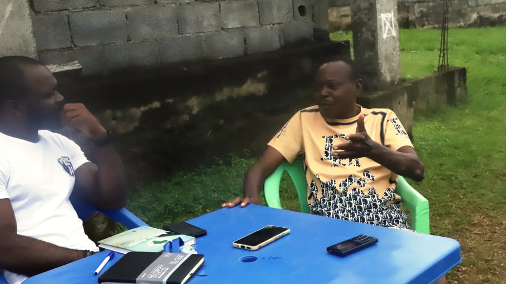 Martín Esono, reportero de Ébano charla con Jorge Obiang Esono Ayecaba, otro Hijo de la Independencia. Foto Mabanja.