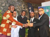 El DJ Daouda, segundo de izquierda a derecha, posa con el premio junto a los directores del ministerio de Información, Prensa, Cultura y Turismo. Foto Periódico Ébano