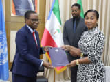 Juvenal Arcanjo Dengo, presenta sus copias de estilo de Representante de la OIT en Guinea Ecuatorial a la Viceministra de Asuntos Exteriores. Foto Periódico Ébano