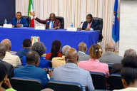 El Vicerrector ( izq), el Rector Magnífico ( centro) y el Secretario General (dcha) de la UNGE en la clausura de la  Junta de Gobierno de la universidad. Imagen cedida por el periódico El Lector 