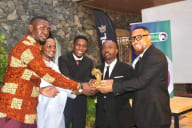 El DJ Daouda, segundo de izquierda a derecha, posa con el premio junto a los directores del ministerio de Información, Prensa, Cultura y Turismo. Foto Periódico Ébano