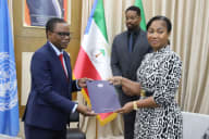 Juvenal Arcanjo Dengo, presenta sus copias de estilo de Representante de la OIT en Guinea Ecuatorial a la Viceministra de Asuntos Exteriores. Foto Periódico Ébano