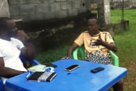 Martín Esono, reportero de Ébano charla con Jorge Obiang Esono Ayecaba, otro Hijo de la Independencia. Foto Mabanja.
