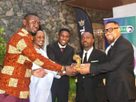 El DJ Daouda, segundo de izquierda a derecha, posa con el premio junto a los directores del ministerio de Información, Prensa, Cultura y Turismo. Foto Periódico Ébano