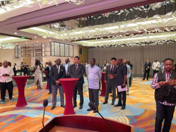 En la imagen aparecen en primera fila el ministro de Interior,  el embajador de China en Guinea Ecuatorial y el Secretario General Adjunto Primero del PDGE,  entre otras personalidades.