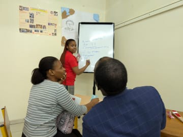 Una estudiante en la pizarra explica un concepto sobre algunas de las lenguas  del país. Foto Instituto Frances de Guinea Ecuatorial ( IFGE)