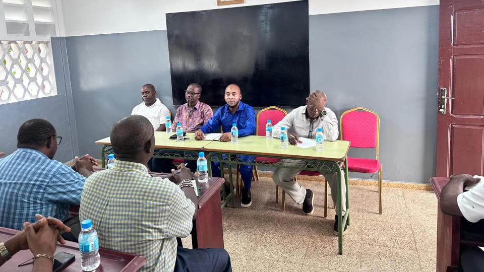 Responsables del INES Bioko Norte en la primera reunión con los profesores a unos días del comienzo del curso escolar 2026-27. Foto Lourdes Ndong