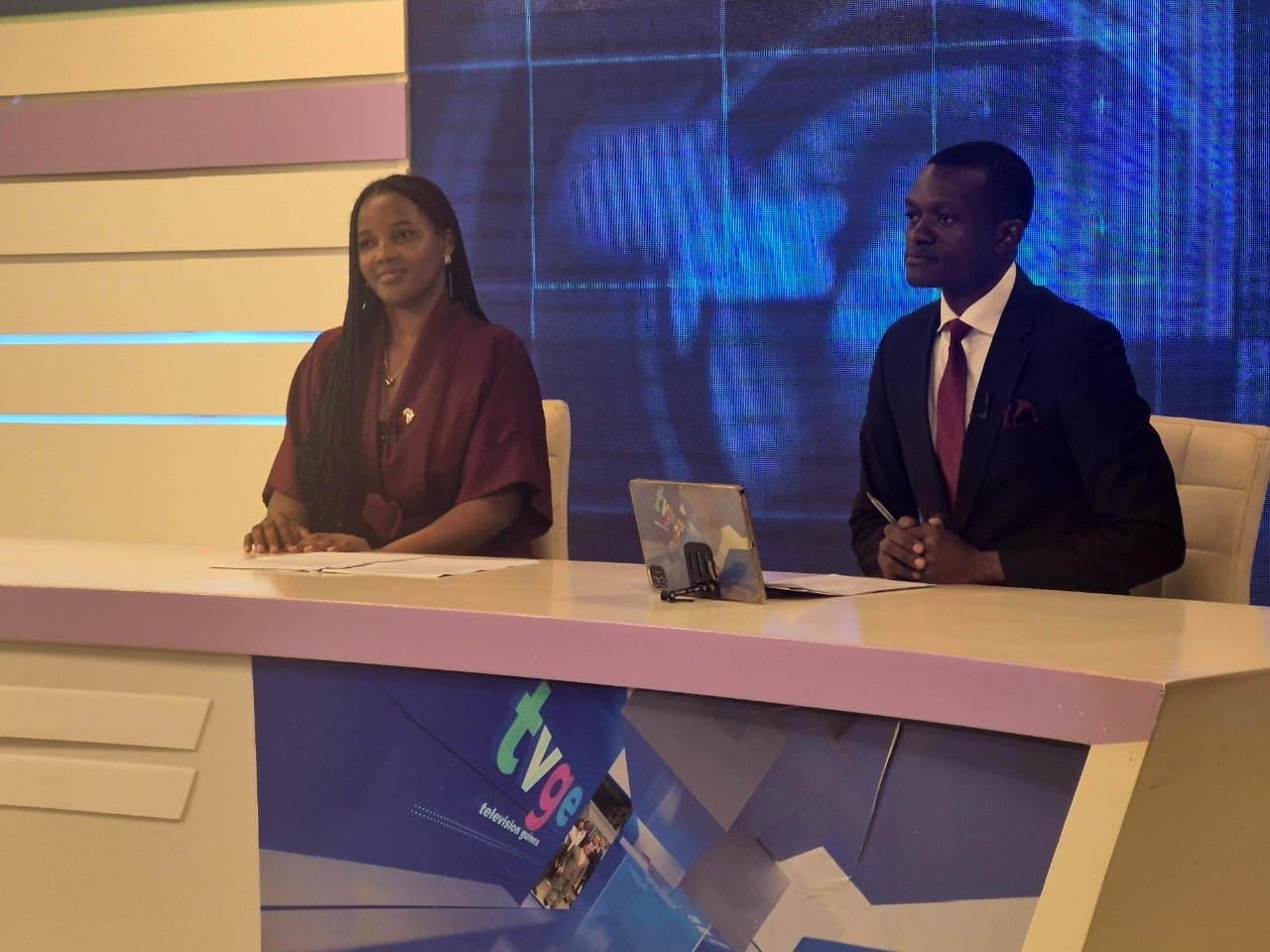 Televisión Guinea Ecuatorial entrevista a Frida Oyana antes de viajar, en agosto, a la India
