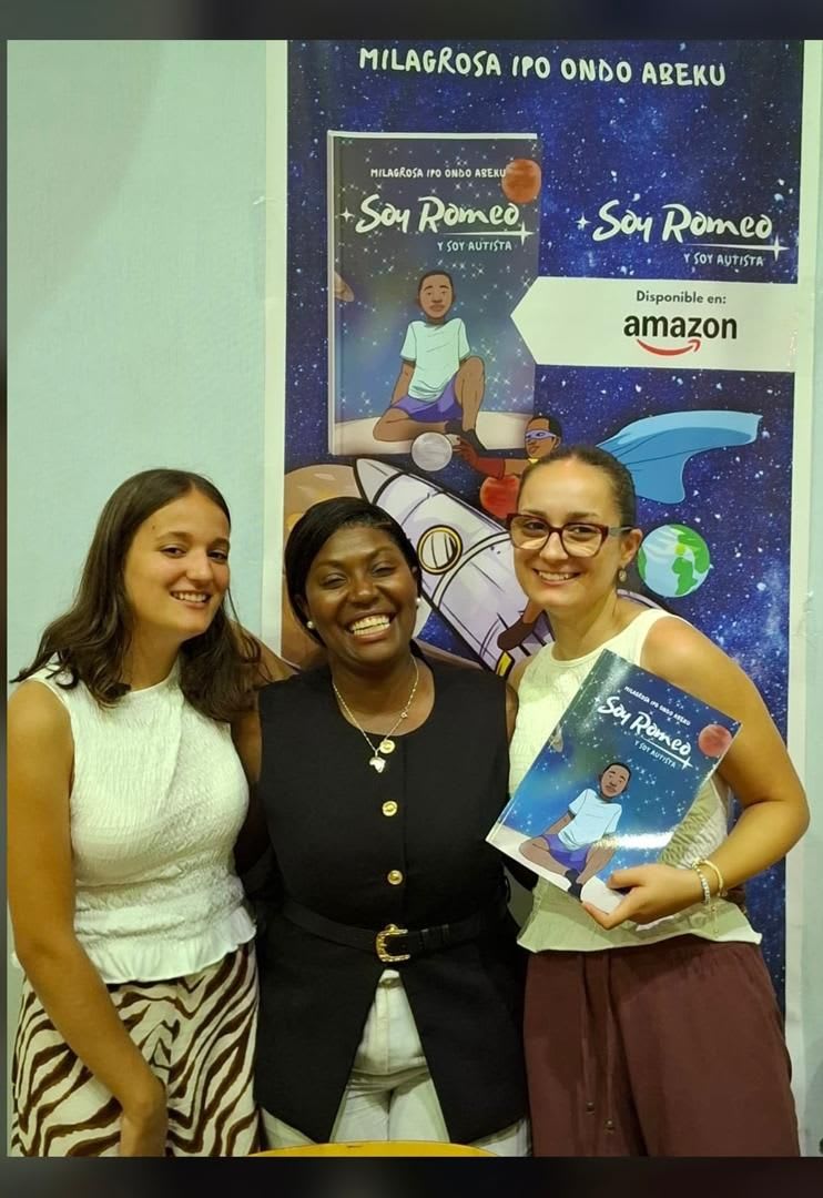 La escritora Milagrosa Ipo Ondo ( centro) posa con algunas asistentes a la presentación del libro