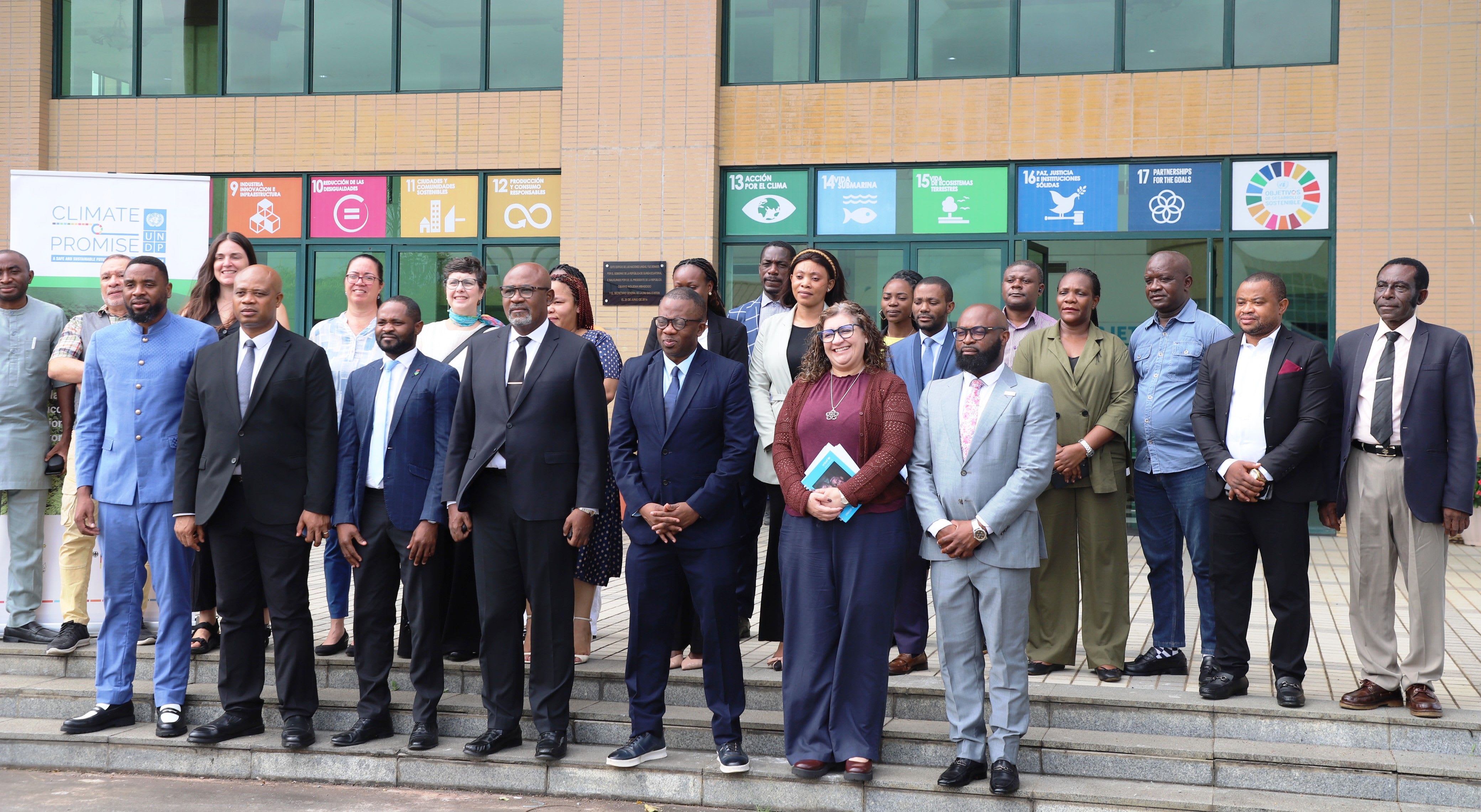 Foto de familia de los representantes del PNUD, ministerio de Medio Ambiente y Economía Azul, sociedad civil, y los técnicos de los diferentes departamentos ministeriales. Foto/ Periódico Ébano
