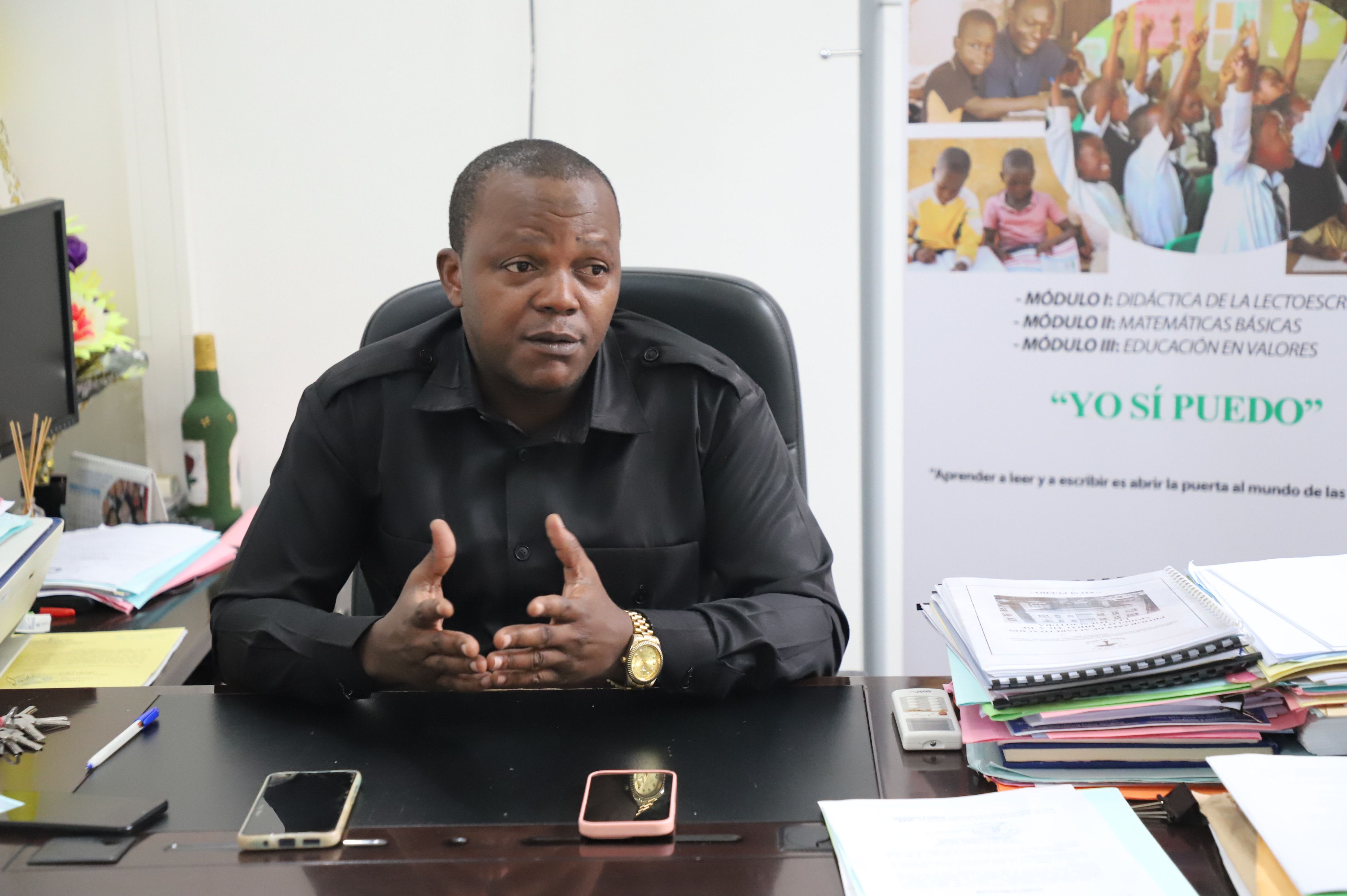 El Director General de Educación Especial, Infantil, Preescolar, Primaria y Alfabetización, explica los avances de Guinea Ecuatorial en materia de alfabetización. Foto/ Periódico Ébano