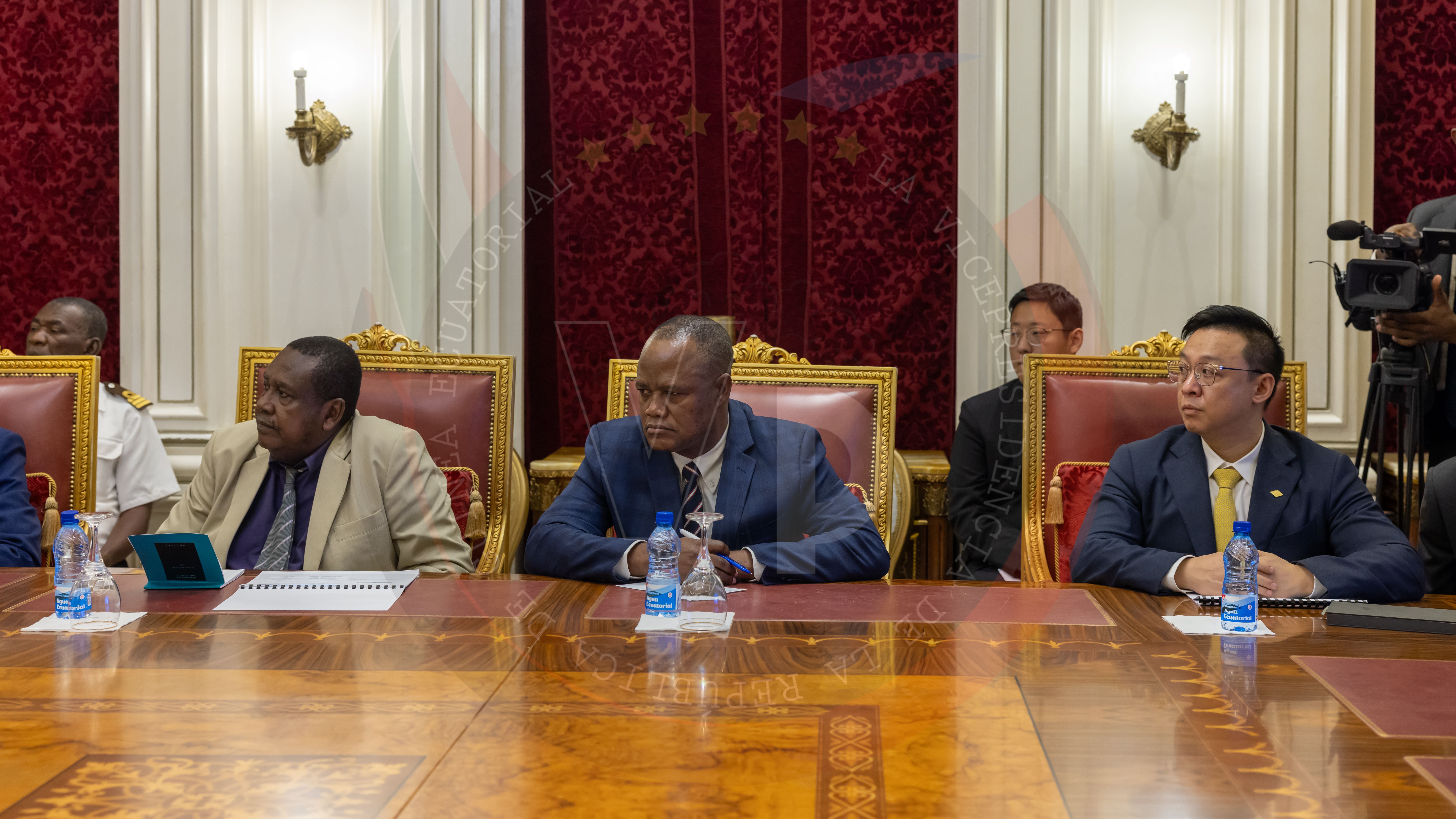 Fotos de algunos de los asistentes a la reunión del Vicepresidente de la República y China Road. Fotos: Vicepress