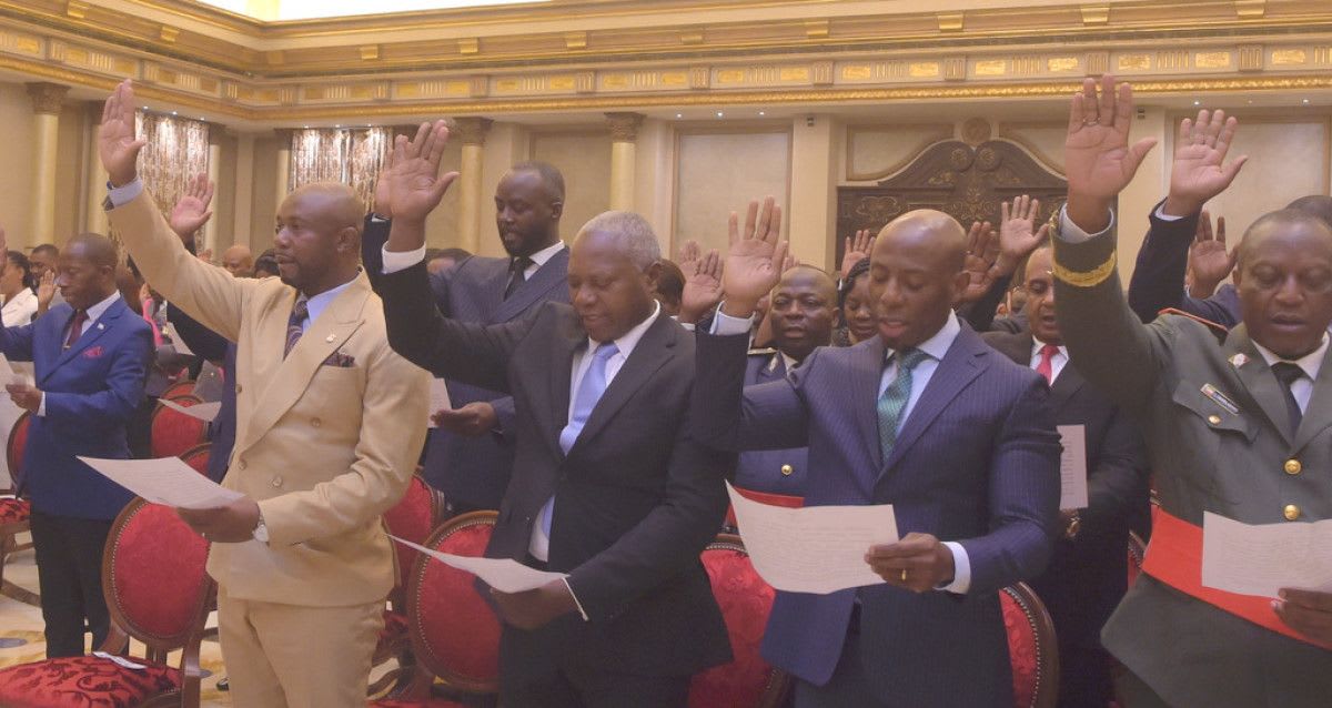 Imagen de algunos secretarios generales  alzando la mano en señal de fidelidad al Jefe de Estado y al pueblo. Foto: Página Web Institucional del Gobierno
