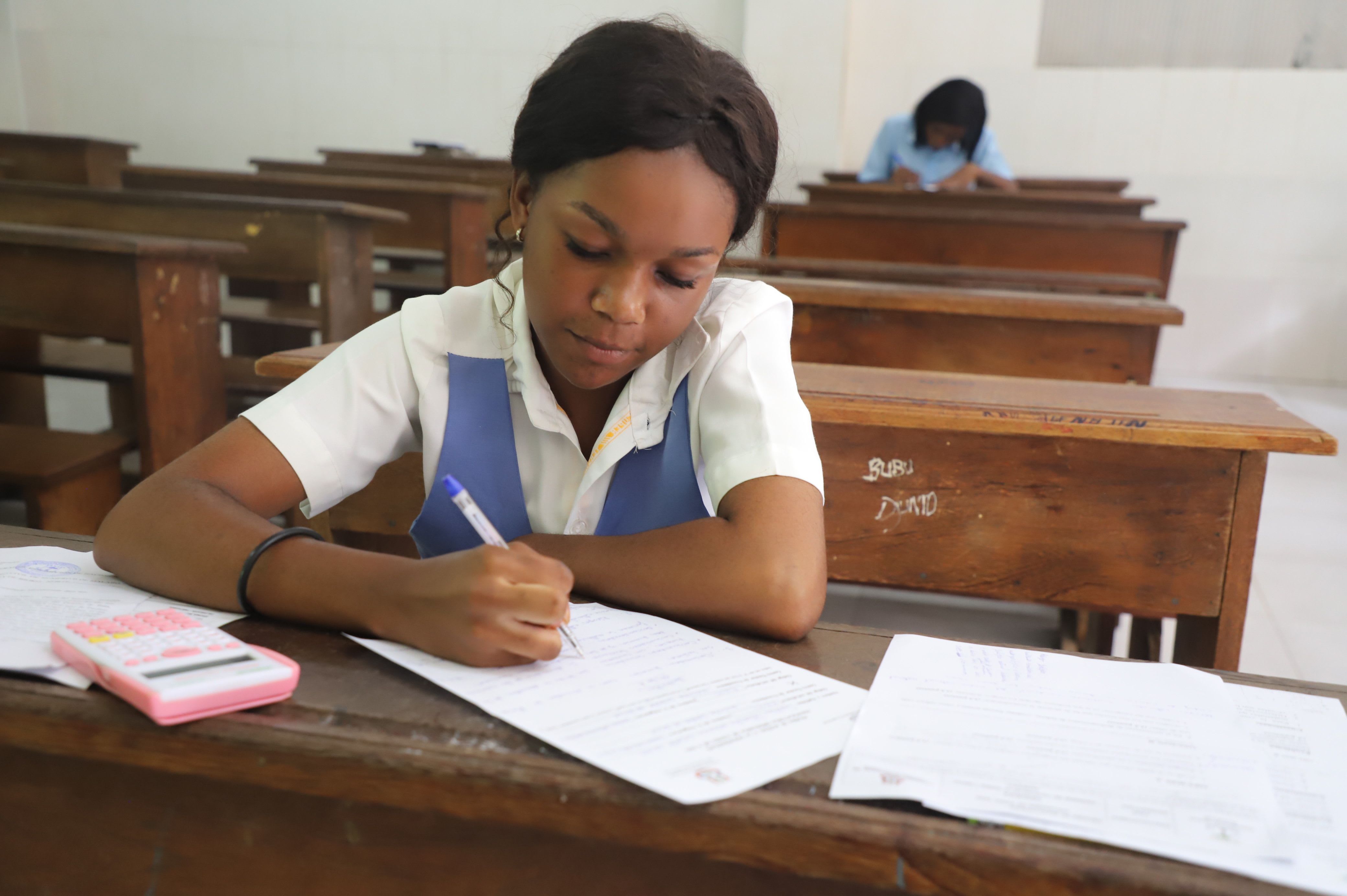 Imagen de archivo de una estudiante durante las pruebas de selectividad, mes de junio. Foto  Periódico Ébano.