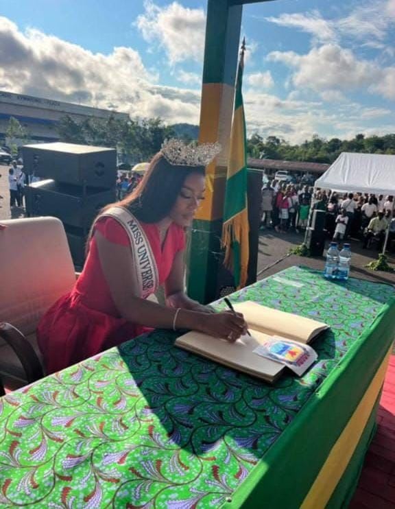 La Miss Guinea Ecuatorial 2026 escribe en el libro de oro del ayuntamiento de Evinayong. Foto Graciosa Mangue
