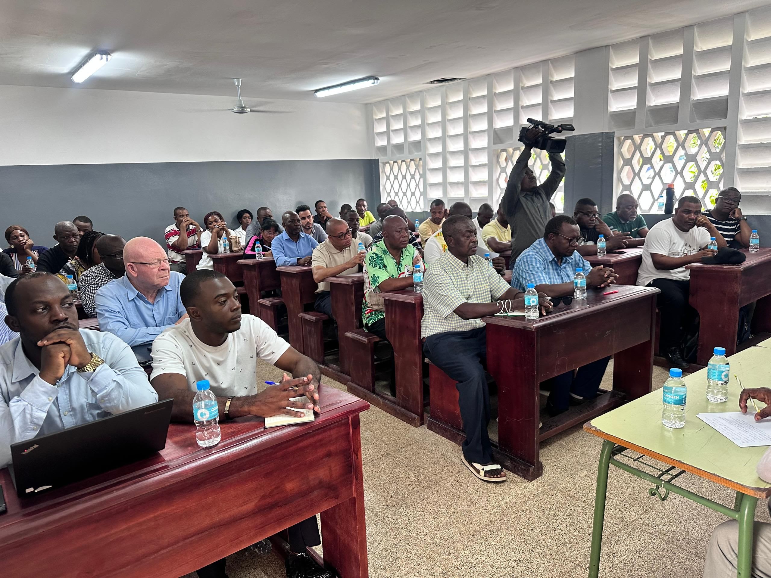 Profesores del INES BIOKO durante la reunión con los directivos. Fotos Lourdes Ndong