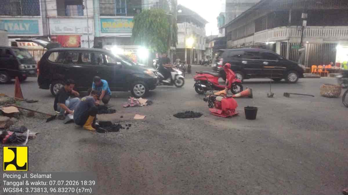 Alhamdulillah! Jalan Rusak di Pusat Kota Blangpidie Mulai Ditambal