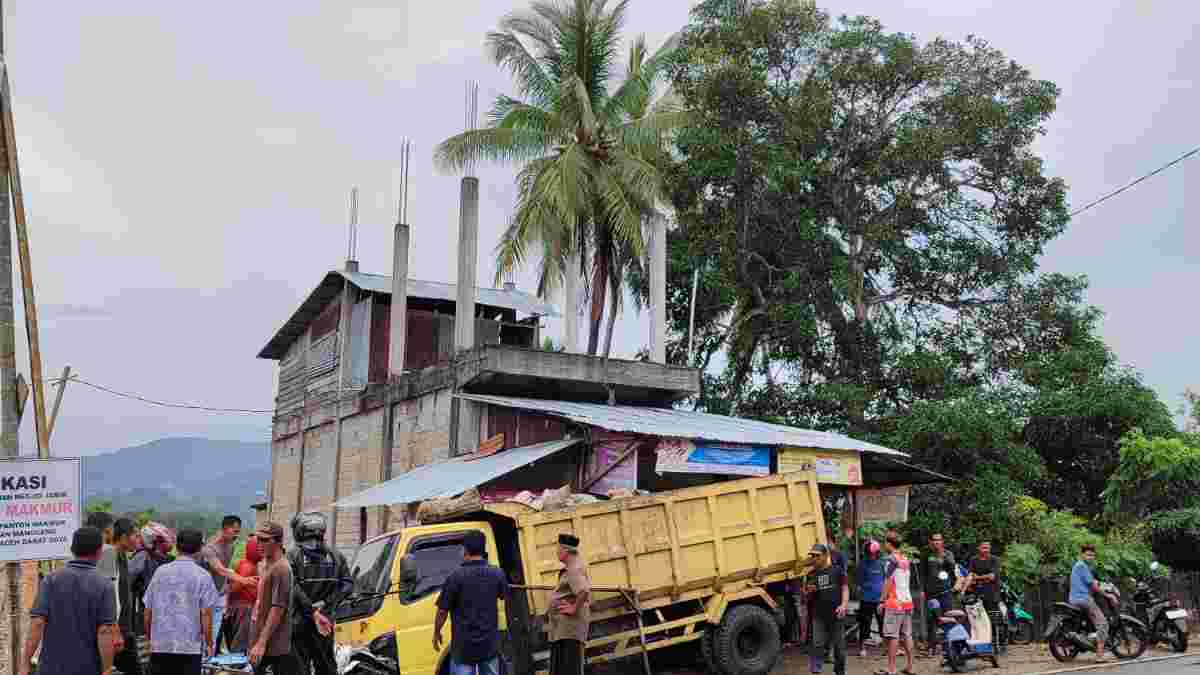 Kecelakaan Truk Vs Motor, Tiga Orang Luka-luka