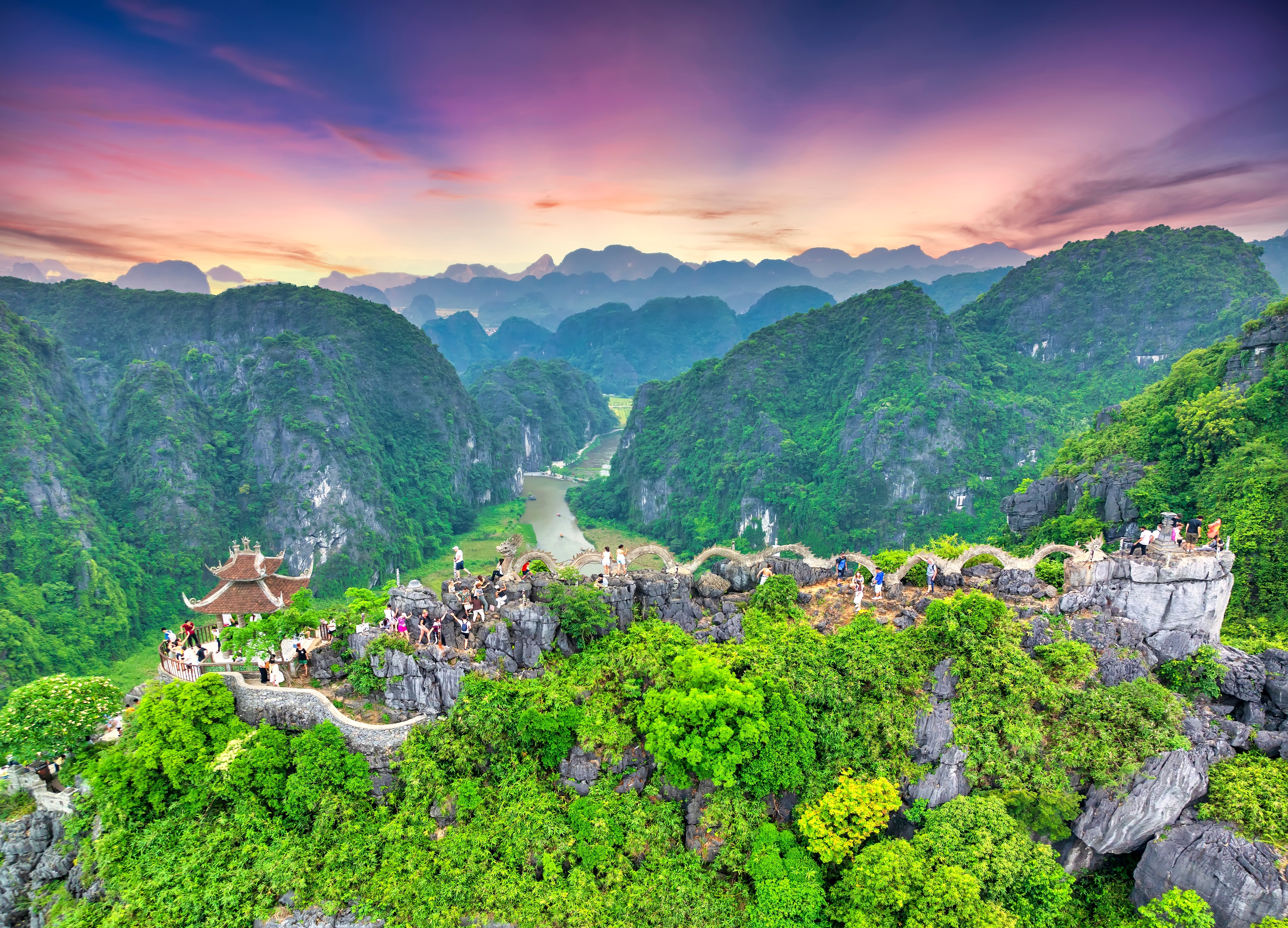 Visit the famous "Great Wall of Vietnam"