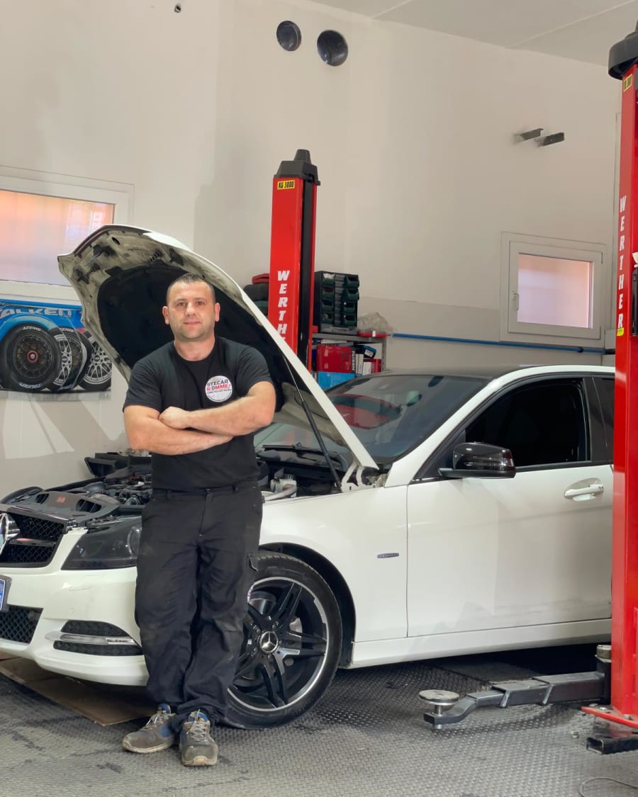 Stefano Casafino nella sua officina