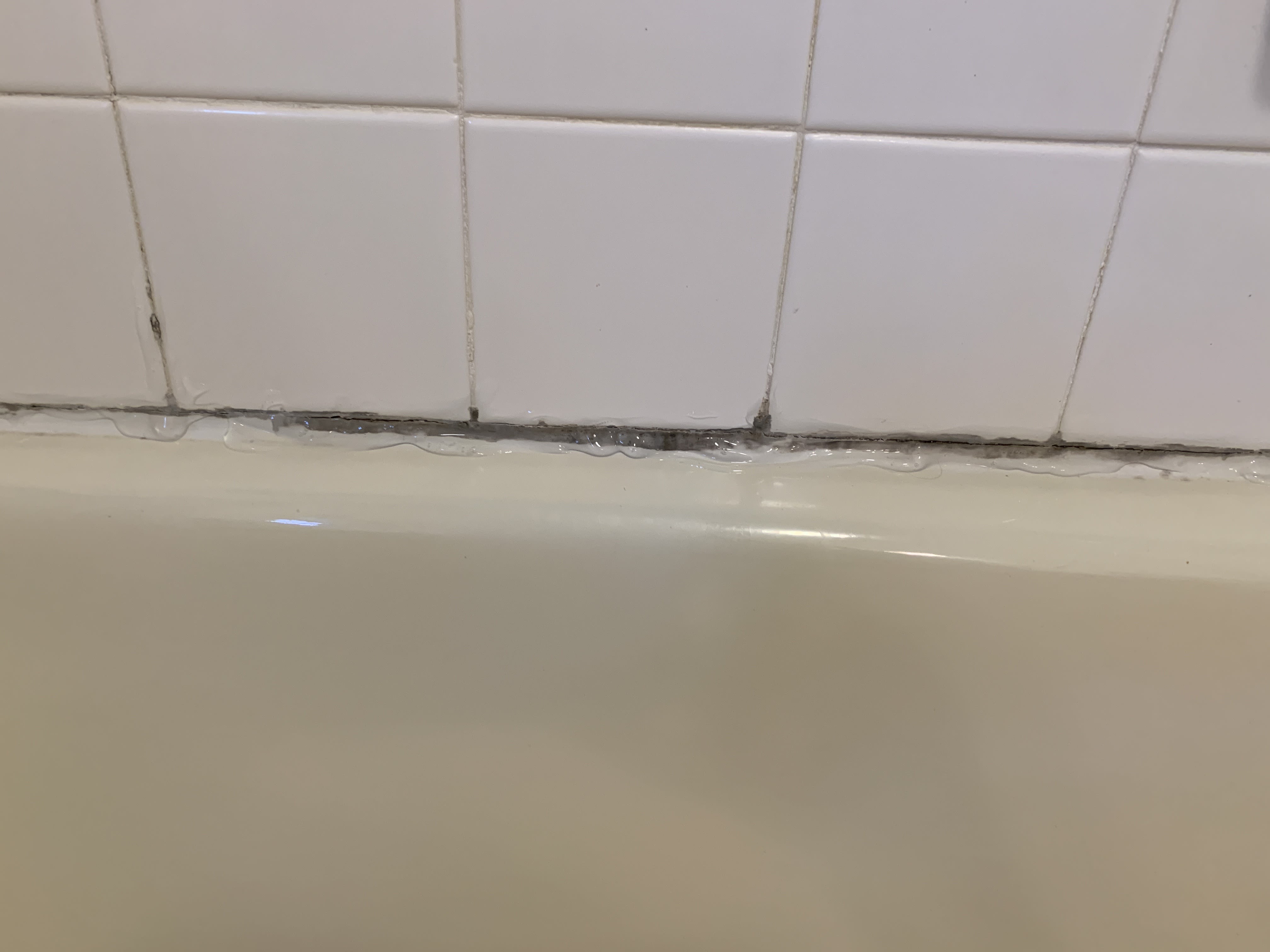 Antes - juntas del ba&ntilde;o con moho