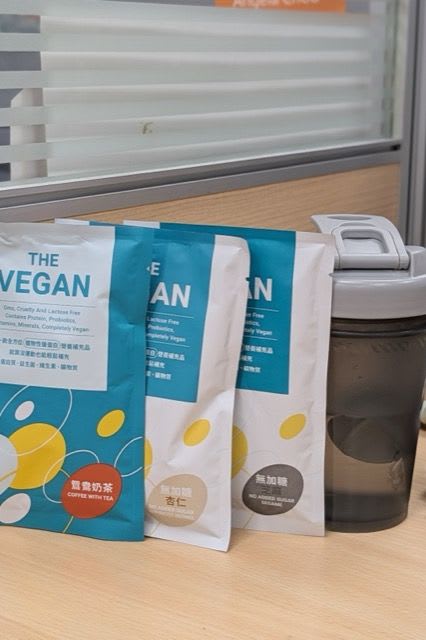 加水沖泡，或者是加牛奶、豆漿，根據不同口味喜好去做調整比例，讓蛋白飲更好喝！（圖片來源：佩佩）